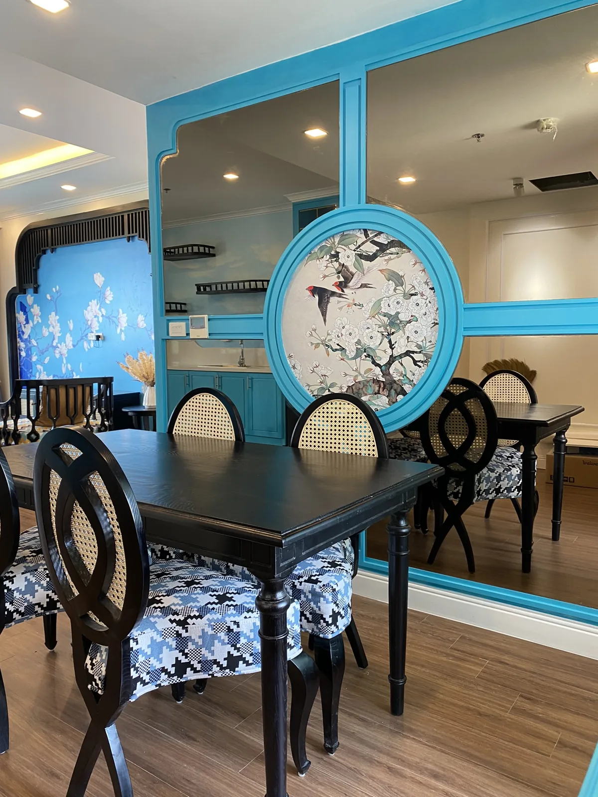 Phòng ăn với vách gương tròn kiểu Đông Dương